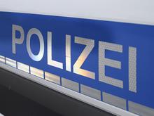 Berliner Polizei sucht nach Zeugen: Porsche fährt auf Hohenzollerndamm Fußgänger an und rast davon