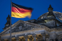 Der Reichstag im Abendlicht in Berlin.