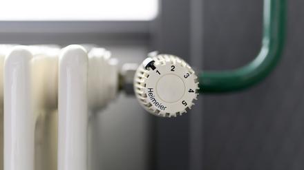  Der Thermostat einer Heizung mit Heizkörper. Die drastisch steigenden Energiepreise belasten viele Haushalte in Deutschland. 
