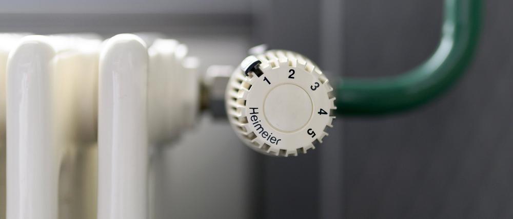  Der Thermostat einer Heizung mit Heizkörper. Die drastisch steigenden Energiepreise belasten viele Haushalte in Deutschland. 