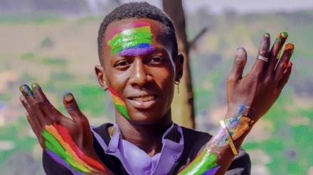 Derrick Kimera ist Geschäftsführer der queeren Menschenrechtsorganisation „Let‘s walk Uganda“. 