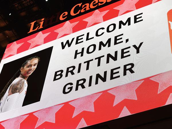 Vor einem NBA-Basketballspiel gegen die Los Angeles Lakers in Detroit würdigte die Organisation der Detroit Pistons die kürzlich erfolgte Freilassung Brittney Griners.
