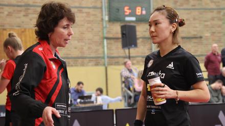 Trainerin Irina Palina (links) und Shan Xiaona peilen das Halbfinale an. 