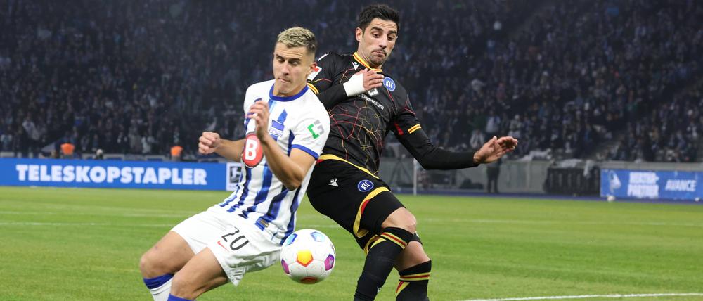 Auf den Rängen harmonisch, auf dem Rasen hart umkämpft. Der Karlsruher Lars Stindl (r.) im Duell mit Marc Kempf.