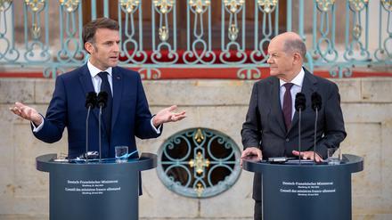 Bundeskanzler Olaf Scholz (r, SPD), steht neben Emmanuel Macron, Präsident von Frankreich, bei der Pressekonferenz beim Deutsch-Französischen Ministerrat vor Schloss Meseberg, dem Gästehaus der Bundesregierung.  