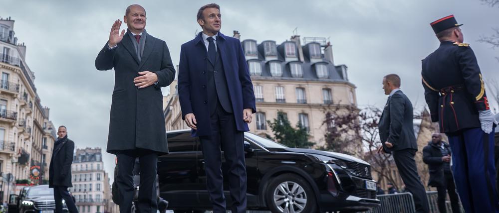 Olaf Scholz und Emmanuel Macron vor der Sorbonne, wo die Festveranstaltung zum 60. Jubiläum des Élysée-Vertrags stattfand.