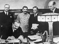 Die Außenminister des Deutschen Reiches, Joachim von Ribbentrop (l), und der sowjetische Außenminister Wjatscheslaw Molotow (vorn) unterzeichnen in Moskau den deutsch-russischen Nichtangriffspakt.