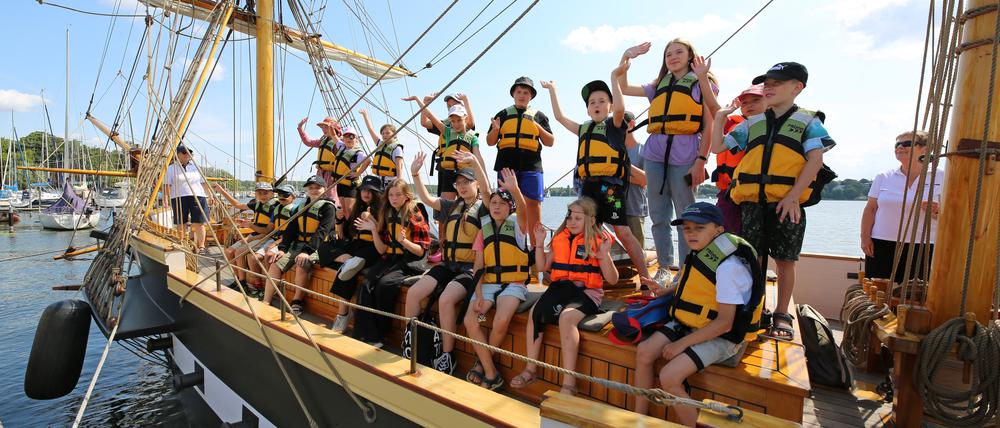Ukrainische Kinder aus Potsdam auf dem Segelschiff Royal Louise
