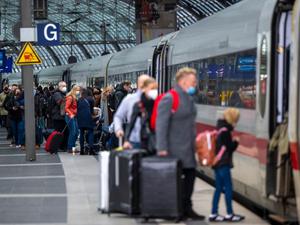 Zahlreiche Reisende steigen am Hauptbahnhof in einen ICE-Zug der Deutschen Bahn. 
