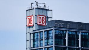 Das «DB» Logo ist auf dem Turm am Hauptbahnhof Berlin zu sehen. 