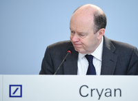 Der Co-Vorstandsvorsitzende der Deutschen Bank, John Cryan, schaut etwas bedröppelt bei der Vorlage der Bilanz 2015 im vergangenen Januar.