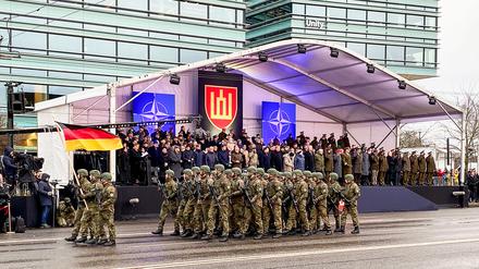 Deutsche Soldaten der Bundeswehr marschieren bei einer Militärparade in Vilnius, Litauen an der Ehrentribüne vorbei. 