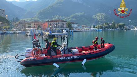Feuerwehrleute fahren mit einem Boot über den Iseosee. Bei einem Ausflug mit dem Boot auf dem See im Norden Italiens ist vermutlich eine junge deutsche Urlauberin ums Leben gekommen. 
