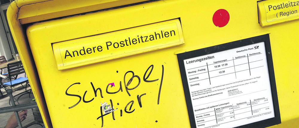 Frust-Tag an einem Briefkasten der Deutschen Post.