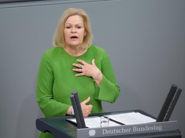Innenministerin Nancy Faeser (SPD) sprach sich im Bundestag deutlich für das Bezahlkartengesetz aus.