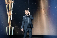 Live und solo auf der Bühne: Edin Hasanovic moderiert die Verleihung des Deutschen Filmpreises