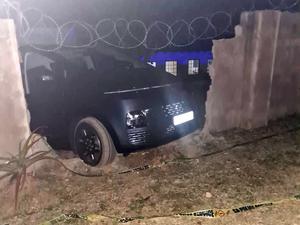 Das Fahrzeug der Deutschen hat nahe des bekannten Kruger-Nationalparks eine Mauer durchbrochen.