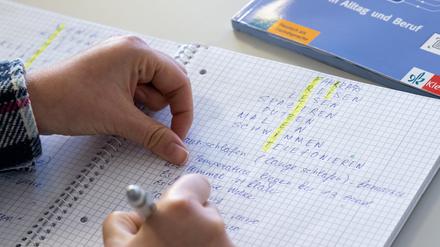 Ein ukrainischer Flüchtling nimmt an einem Deutschkurs teil.