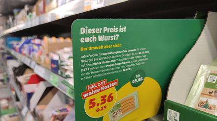 Deutschland, 31.07.2023: In einer Filiale von Penny hängt ein Preisschild mit der Aufschrift Wahre Kosten , der Discounter will damit auf soziale und ökologische Auswirkungen aufmerksam machen, Kritiker sprechen von Greenwashing.