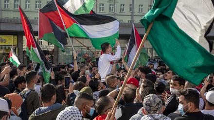  Demonstrierende auf dem Hermannplatz mit Palästina-Fahnen.