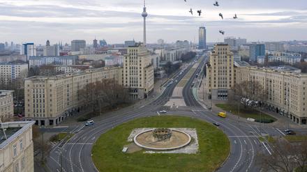 Der Strausberger Platz in Berlin-Friedrichshain soll für Autofahrer, Radfahrer und Fußgänger sicherer werden.