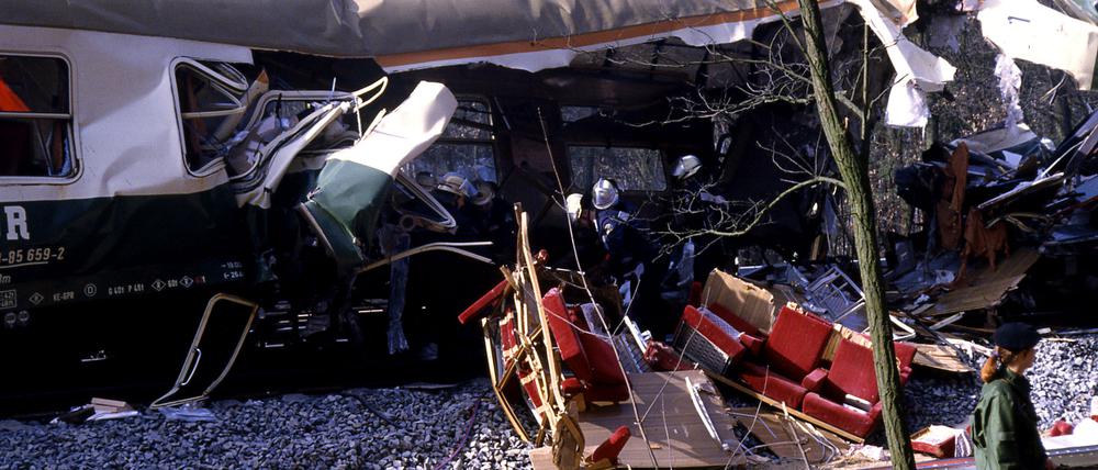 Manche Waggons seien „förmlich aufgeplatzt“, hieß es im Bericht der Feuerwehr zum Zugunglück von Wannsee im April 1993.