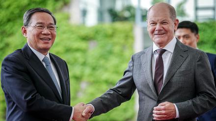 Bundeskanzler Olaf Scholz (r, SPD) empfängt zum Auftakt des Deutschland-Besuchs der chinesischen Regierung Chinas Ministerpräsident Li Qiang vor dem Bundeskanzleramt. 