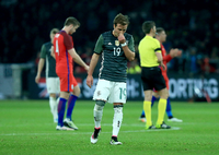 Mario Götze steht nach der Niederlage gegen England auf dem Rasen.