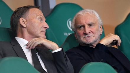 Hans-Joachim Watzke (l) und DFB-Sportdirektor Rudi Völler auf der Tribüne.