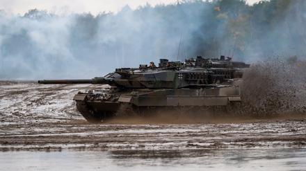 In der Ukraine wurden offenbar zwei Leopard-Panzer vom Typ 2A6 zerstört (Symbolbild).