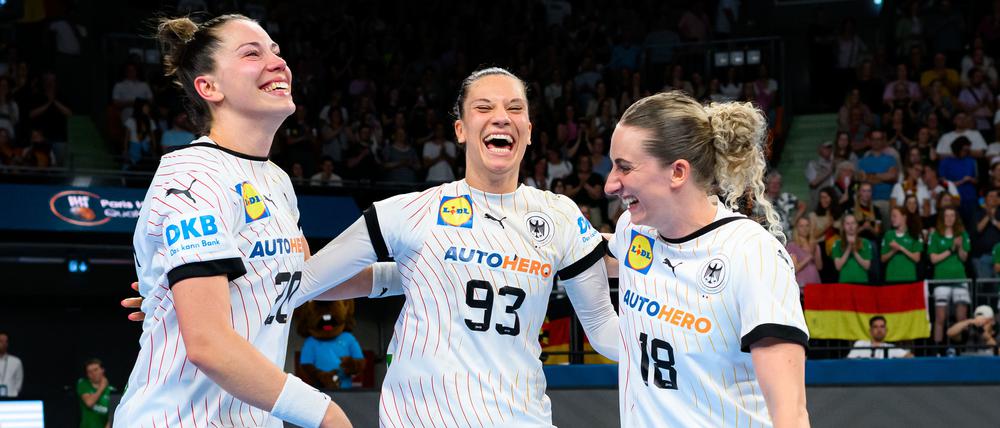 Emily Bölk, Julia Behnke und Mia Zschocke (v.l.n.r.) feiern die Olympia-Qualifikation.