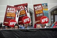 NPD-Aktivisten bei einem Wahlkampfauftritt von Kanzlerin Angela Merkel Anfang September im sächsischen Torgau.