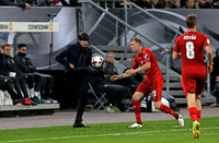 Die Mannschaft staunt, der Gegner wundert sich. Joachim Löw demonstriert vor der deutschen Bank Kunst am Ball.