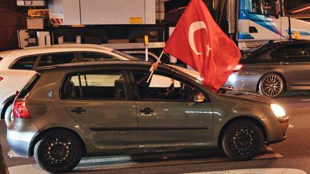 Nach dem Sieg ihrer Mannschaft feierten türkische Fans den Erfolg unweit des Ku’damms.