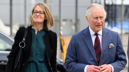 König Charles III. kommt mit Jill Gallard, Botschafterin des Vereinigten Königreichs Großbritannien in Deutschland, am zweiten Tag seines Deutschlandbesuches in das Ankunftszentrum für Flüchtlinge aus der Ukraine im ehemaligen Flughafen Tegel.