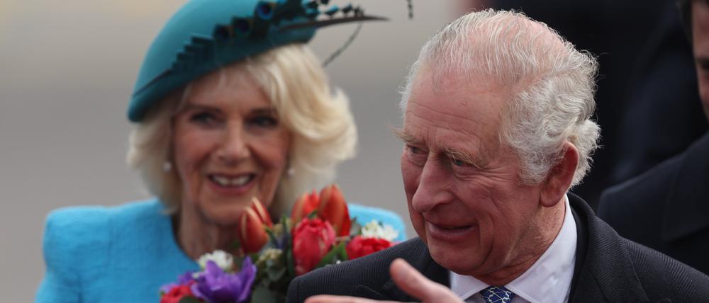 König Charles III. von Großbritannien und Königsgemahlin Camilla kommen am Flughafen an. 