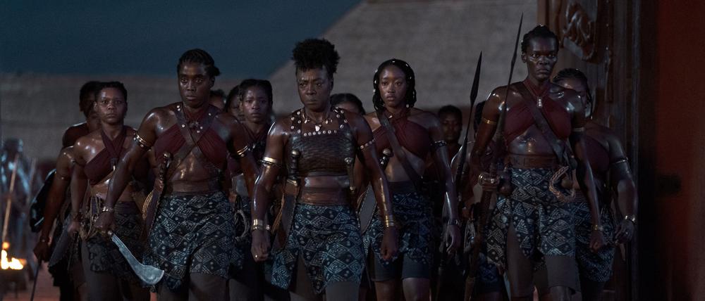 Die Agojie-Krieger unter den Führung der Generälin Nanisca (Viola Davis, mitte).