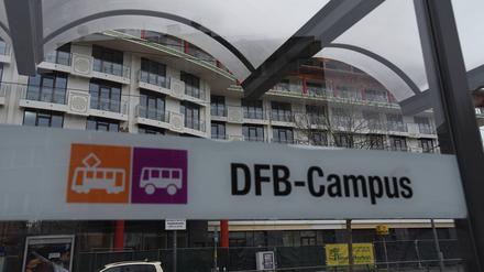 Das Haltestellenschild am DFB-Campus in Frankfurt am Main (Symbolbild).