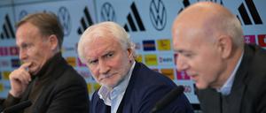 In ihrer Mitte. Hans-Joachim Watzke und DFB-Präsident Bernd Neuendorf (r.) setzen auf die befriedende Wirkung von Rudi Völler.
