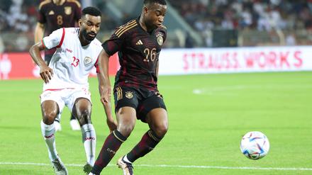 Youssoufa Moukoko (rechts) feierte gegen Oman sein Debüt für die deutsche Fußball-Nationalmannschaft.