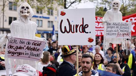 Kundgebung des Deutschen Gewerkschaftsbundes (DGB) auf dem Heumarkt in Köln zum Tag der Arbeit im Mai 2023. Zahlreiche Arbeitnehmer wünschen sich eine kürzere Arbeitswoche.
