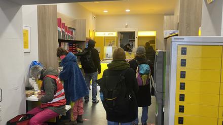 In der Späti-Postfiliale im Kreuzberger Wrangelkiez herrscht Hochbetrieb in den letzten Tagen vor Weihnachten.