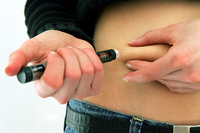 Eine Diabetikerin spritzt sich mit einem Insulin-Pen Insulin.