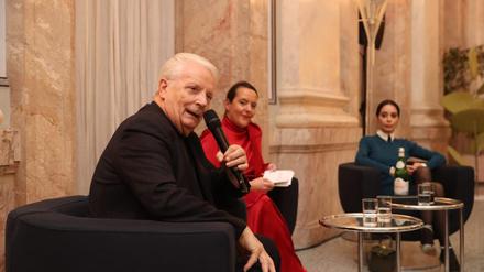 Pläne vor dem Abendessen. Maestro Iginio Massari, Moderatorin Stefania Lettini und Debora Massari (l.)