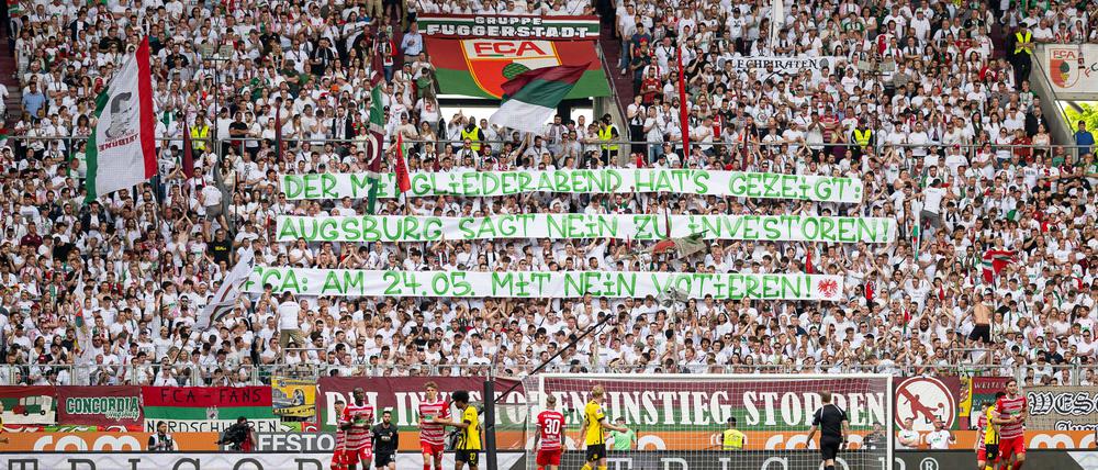 Nicht alle freuen sich über den möglichen neuen Investor. Augsburger Fans äußerten sich schon Spruchband. 