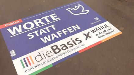 Wahlwerbung der Partei „Die Basis“ auf dem U-Bahnhof Senefelder Platz. 