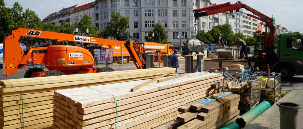 Auf der Baustelle der Berliner Wasserbetriebe am Kaiserdamm ist jetzt viel in Bewegung.