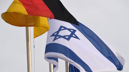 Die Fahnen von Deutschland und Israel.