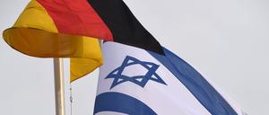 Die Fahnen von Deutschland und Israel bei einer Veranstaltung am Pariser Platz in Berlin.