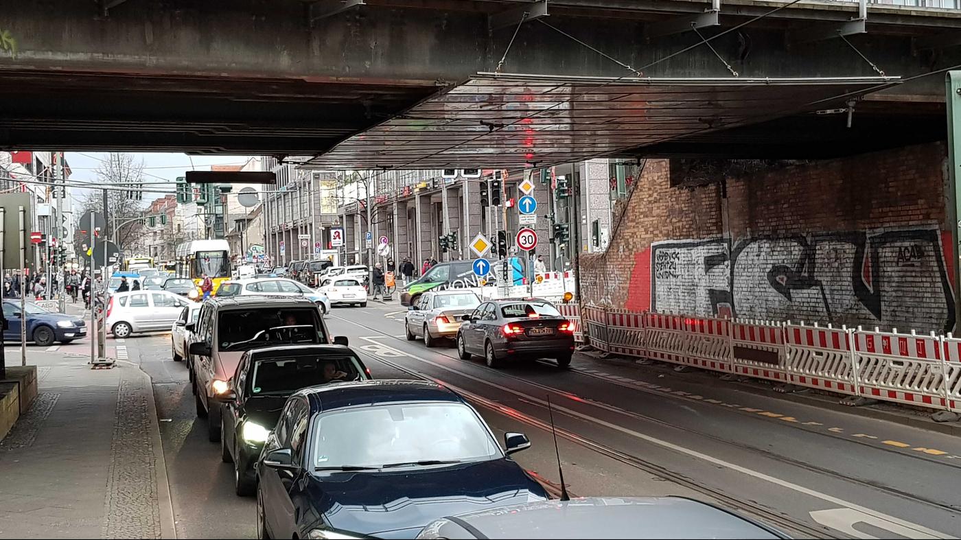 Stau am Bahnhof Köpenick Linksfraktion fordert Vorrang für ÖPNV